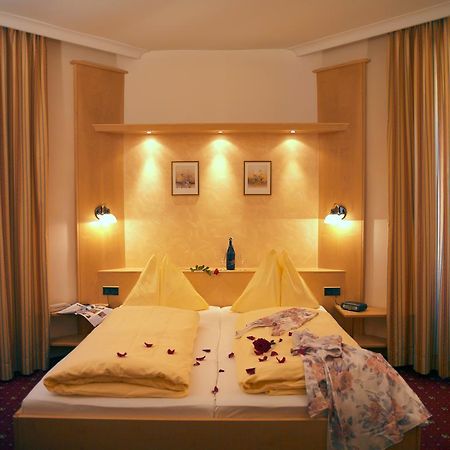 Hotel Goldener Brunnen Klagenfurt am Woerthersee Phòng bức ảnh